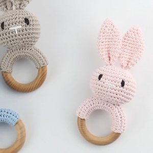 Sonajero de madera para bebé, precioso anillo de conejito de ganchillo, sonajero, juguete para dentición Montessori para niños pequeños