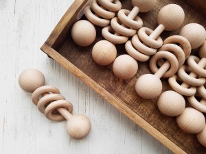 Sonajero de juguete de madera para bebé, juguete mordedor de madera de 3 anillos Natural sin tratar, sonajero pequeño clásico de madera Montessori para bebé